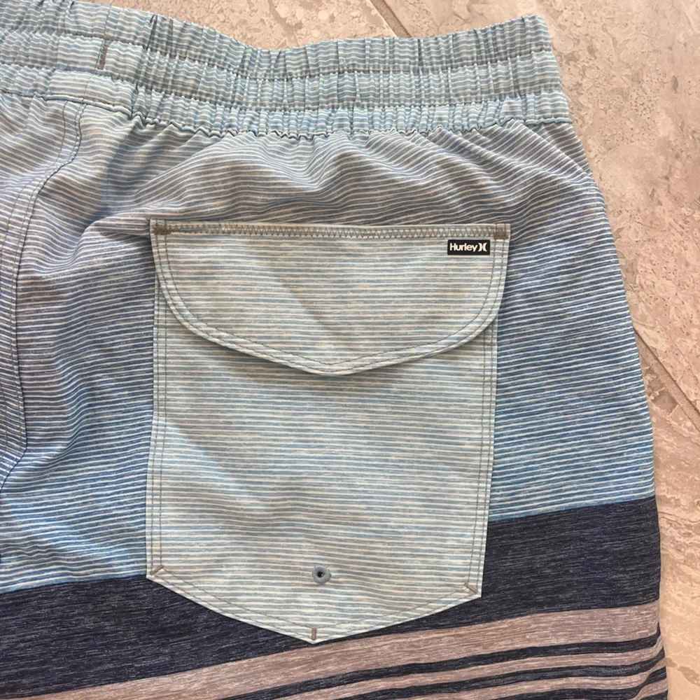 Hurley Men's Blue and Gray Swim Trunks, size L